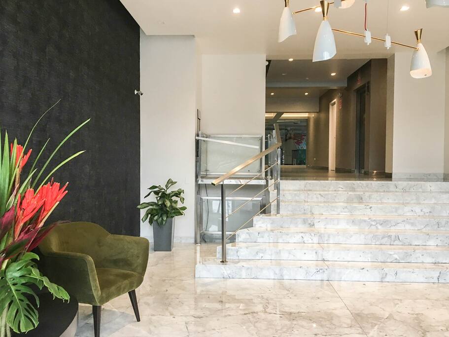Main entrance of the building / Entrada principal con acentos de marmol
