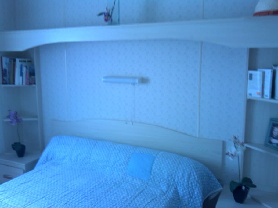 1ére chambre avec un lit de 140