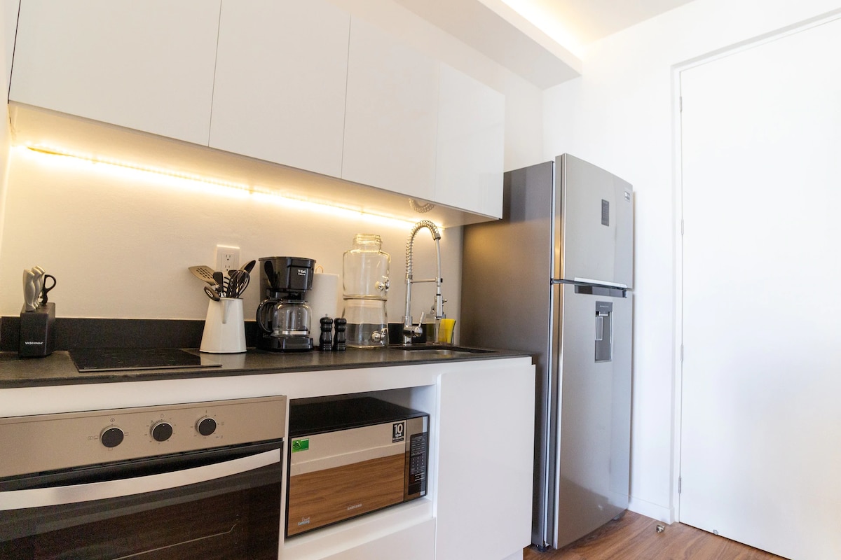 Anuncio de Airbnb popular: Modern Ocean View Balcony Rooftop Pool 5th Ave en Zazil Ha