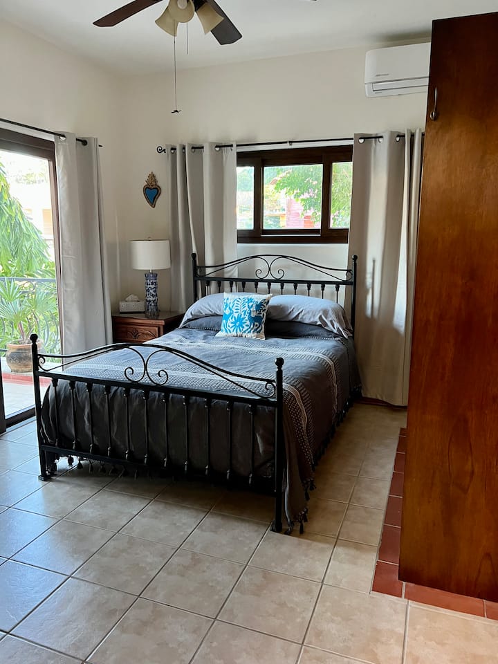 krevat dopio "queen" në dhomën e dytë të gjumit, banjë dhe ballkon ngjitur 