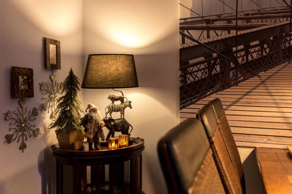 Je nach Jahreszeit ist das Haus mit entsprechender Dekoration geschmückt (hier ist es Herbst und es geht auf Weihnachten an) ...
----- Depending on the season the house is decorated with appropriate decoration (here it is autumn and it is time for Christmas)...