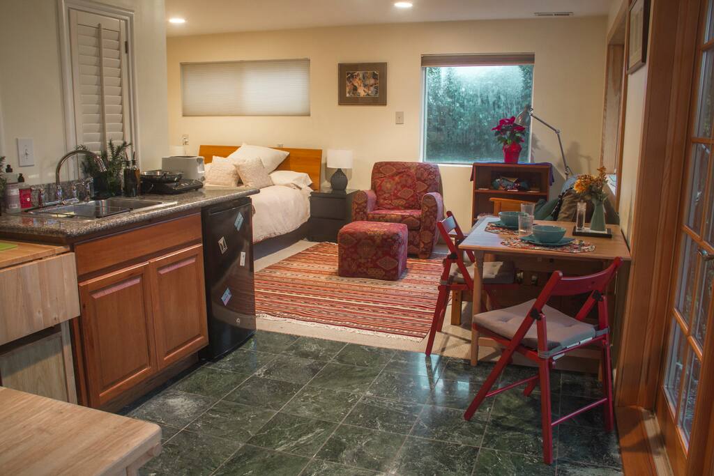 Cozy studio and kitchette
