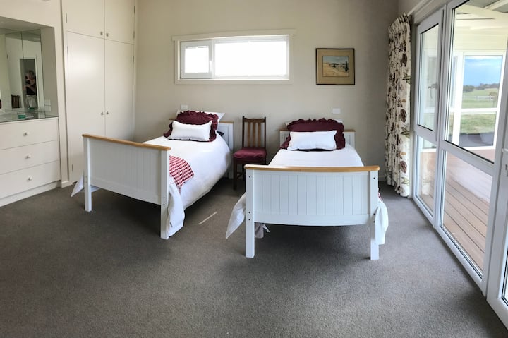 Robins room has Twin beds