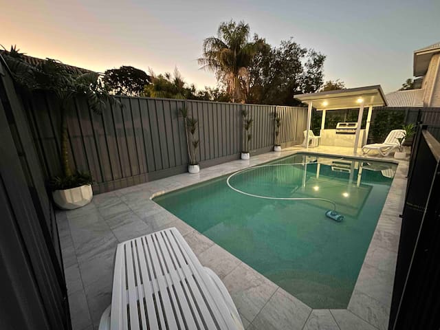 Relax By The Pool! Family Friendly Modern House