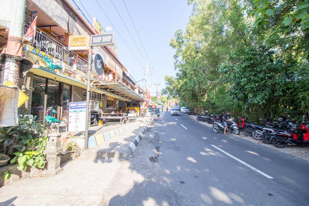 Padang Padang is a bustling surf town with restaurants, mini markets, surf rentals and ATMs. There's good Italian, Mexican, Thai, Cuban and vegetarian food here.