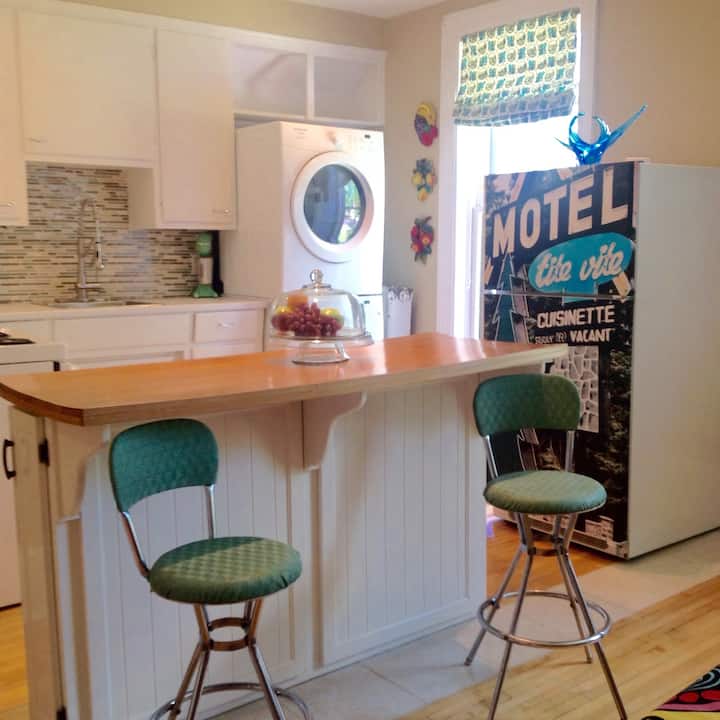 Vintage apt in  Lindsay- Shopping, amenities &WIFI
