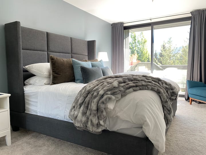 חדר שינה ראשי - מיטת קינג יוקרתית, חדר גדול (כ -300 מ"ר), חדר רחצה צמוד, טלוויזיה חכמה 55אינץ ', נוף להרים, גישה ישירה חיצוני/פטיו 