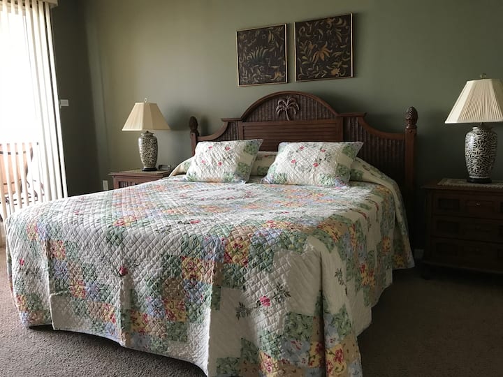 Master bedroom w/king bed