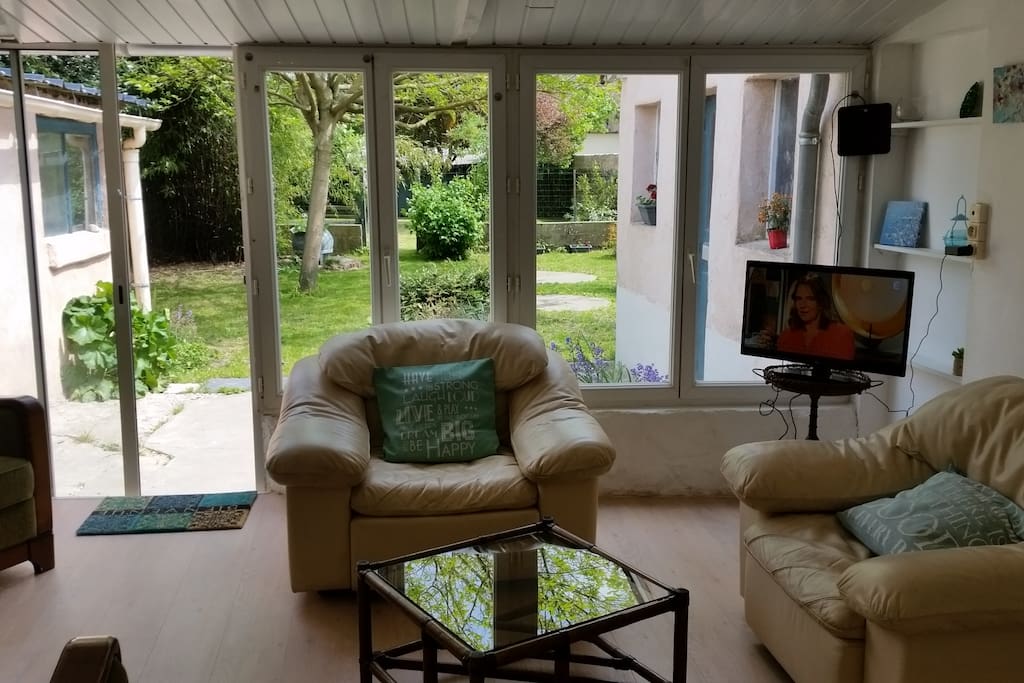 Véranda avec accès sur le jardin.