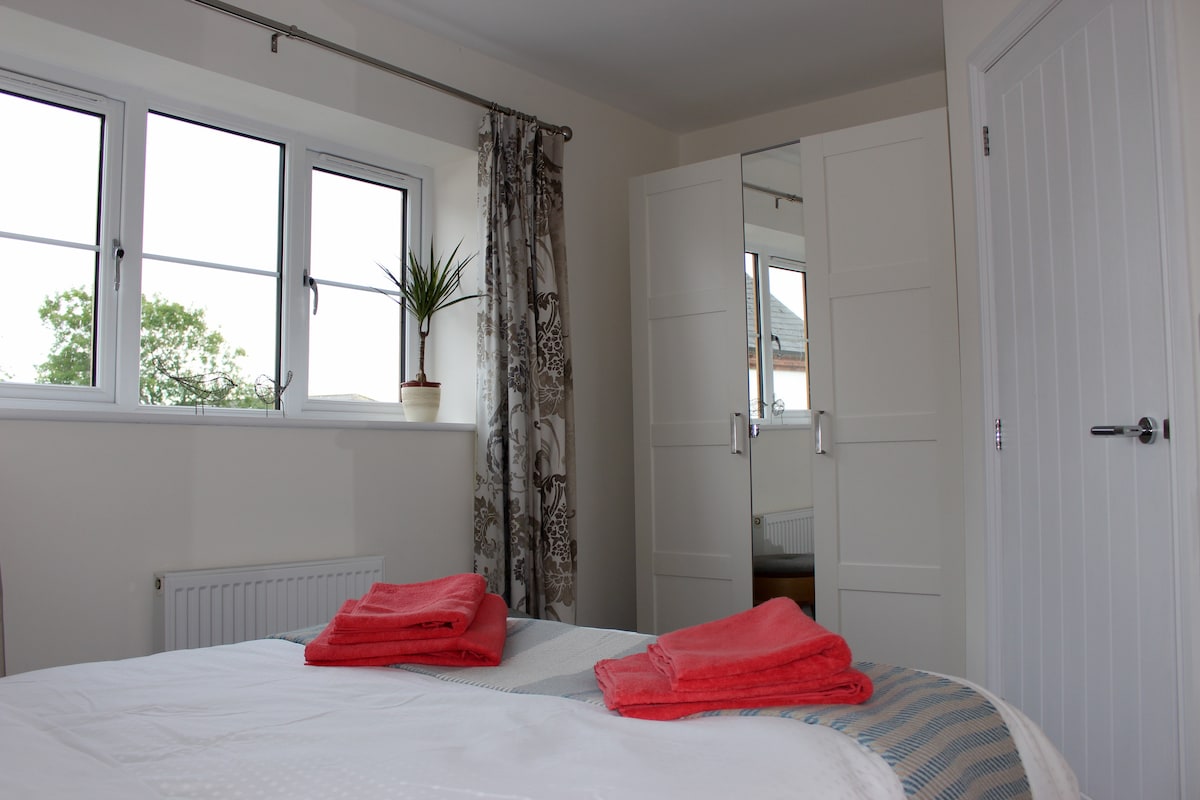 Dormitorio principal con baño privado.