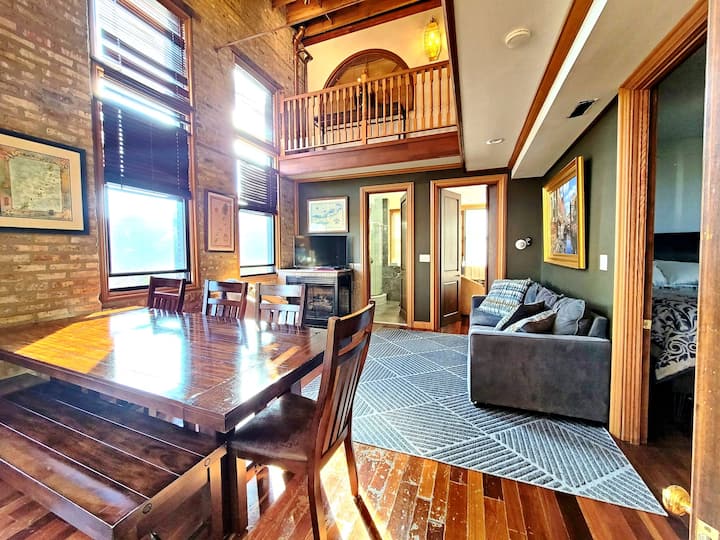 تقع الوحدة في الطابق الثالث من مبنى تاريخي. ستجد داخل الوحدة ثلاثة مستويات من المساحة الفريدة مع طوب مكشوف وعوارض خشبية. 