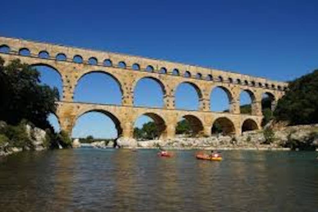 Pont du Gard et Duché d' Uzès à proximité