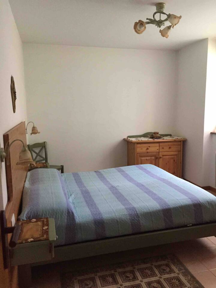 Dormitorio doble. Posibilidad de poner una cama para niños pequeños. 