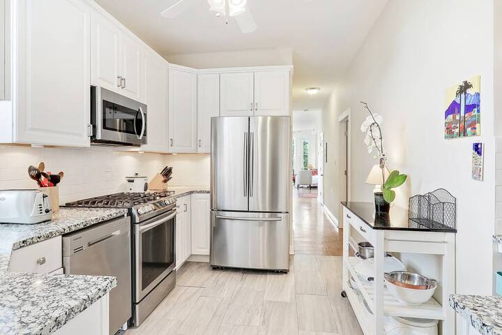 ❤︎ of Lincoln Park | 11ft Ceiling | 1,750ft² | W/D gallery image 3