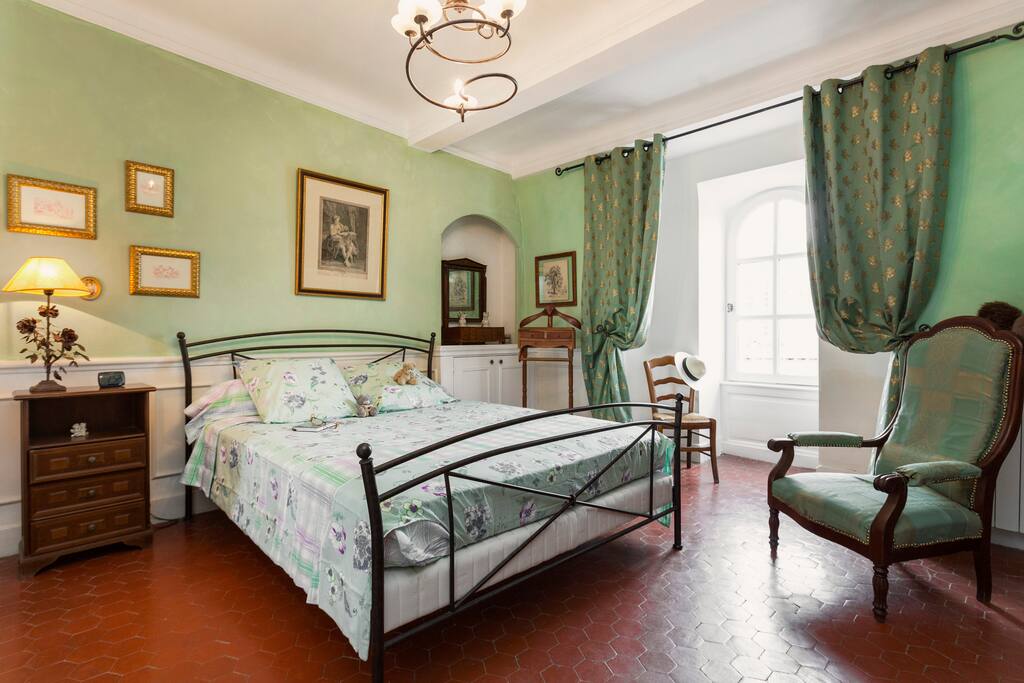 Très grande chambre avec lit queen size.
