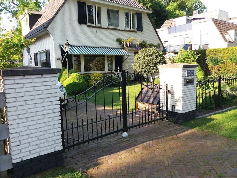 Entree van ons huis. Uw auto staat veilig achter de elektrische poort.