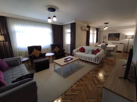 Spacious Family Apt 4bd/3bth/ 2livingrooms