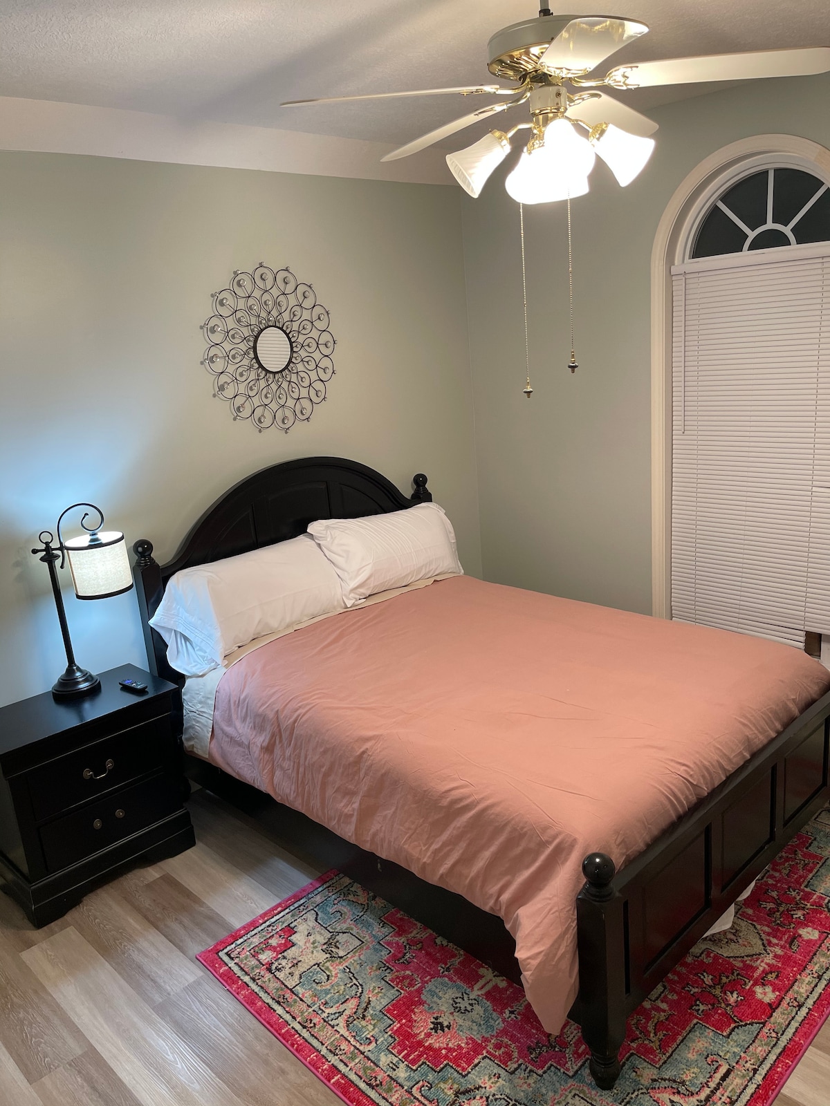 เตียงควีนไซส์ Stearns & Foster พร้อมสมาร์ททีวีขนาด 43 ” 