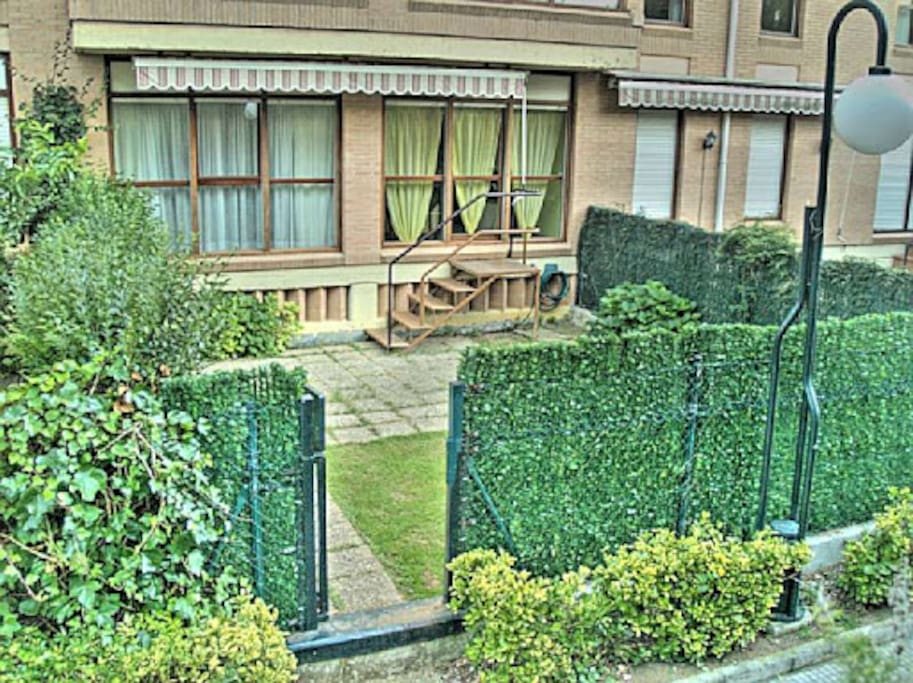 Jardín de 60 m2 con toldo, hamacas y entrada directa del exterior