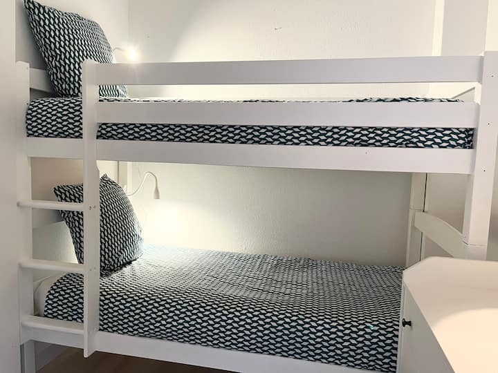 ชั้น 1:
ห้องนอนที่มองเห็นระเบียงพร้อมเตียงสองชั้น 1 เตียง 90/190 x 2