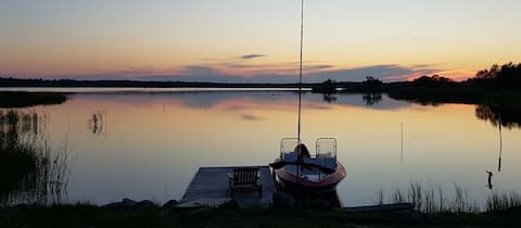 Top performing Airbnb: Waterfront property in Roslagen with sea view and rowboat. in Östhammar