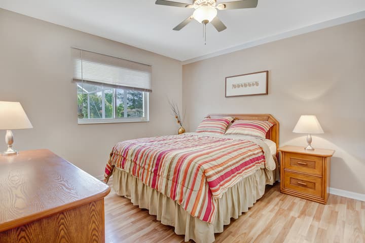 chumba cha kulala cha wageni chenye kitanda aina ya queen