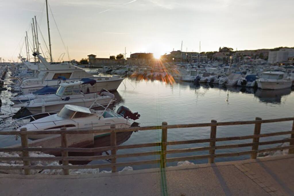 Le petit port de Sausset au couchant