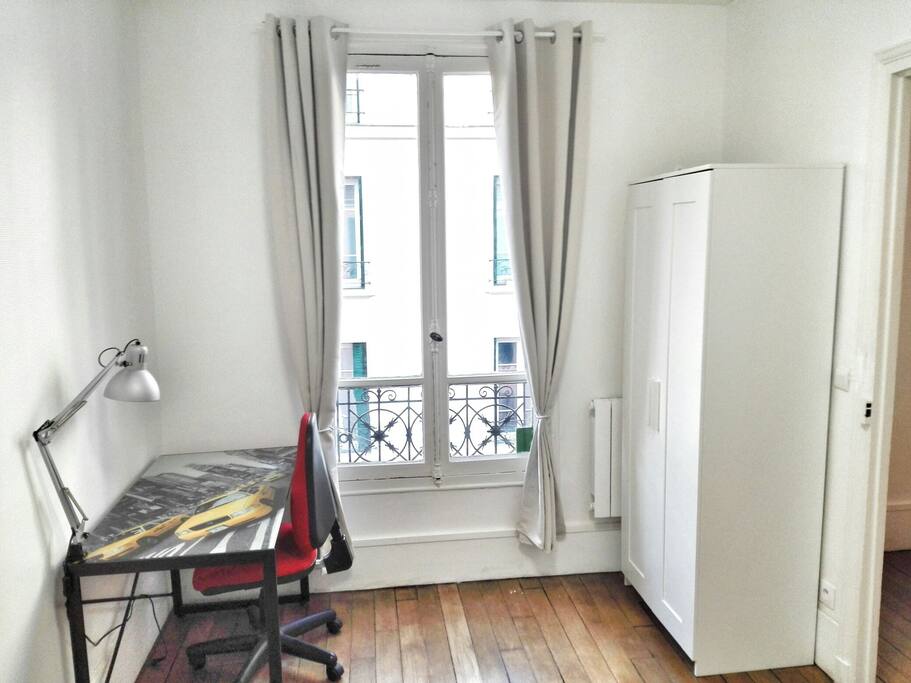 Chambre lumineux avec armoire // Full of sunshine // 阳光充沛