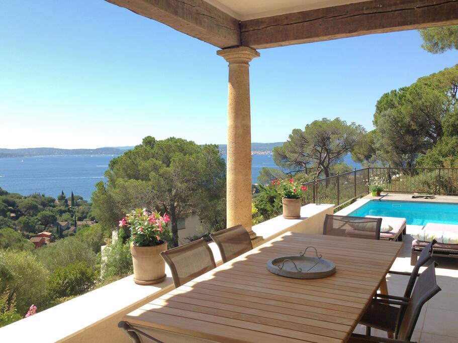 Terrasse vue mer donnant sur l'intérieur par de grandes baies vitrées