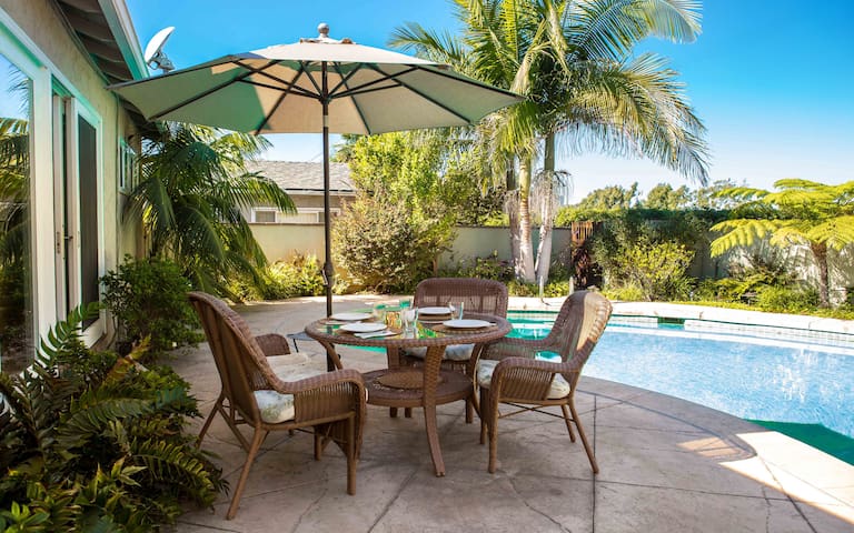 Sunny House minutes from the beach!