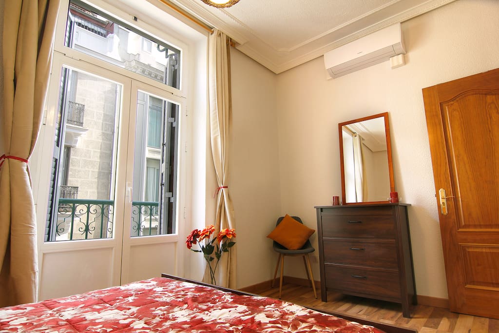 Habitación Principal con balcón
Master Bedroom 1 with Balcony