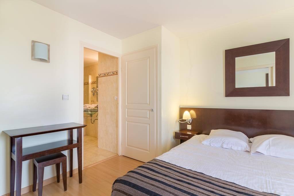 Enjoy 450 sq ft. of space in your studio!