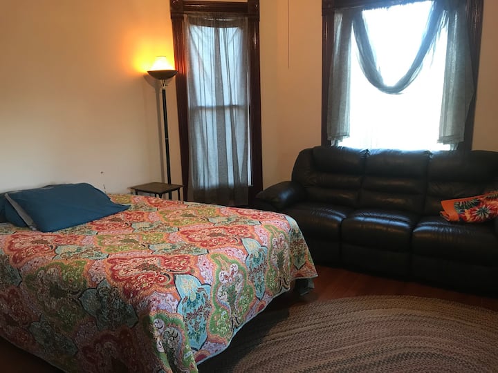 Cozy private room with couch. Shared Bathroom on the main floor, Queen bed. 