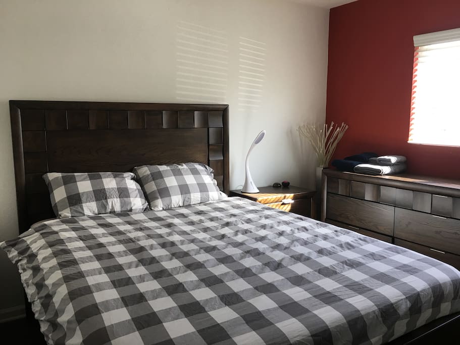 Queen Sized Bed w/14" Gel Top Memory Foam Mattress.