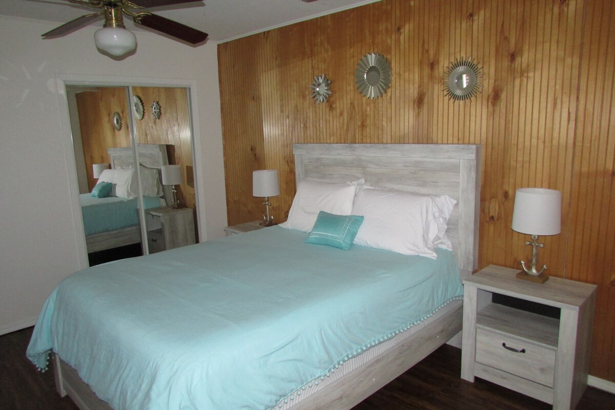 חדר שינה ראשי עם מיטת קווין סייז