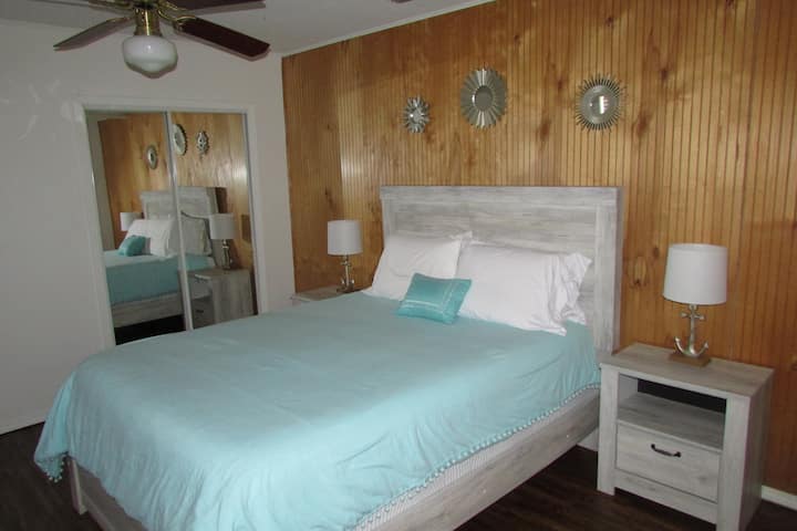 ห้องนอนใหญ่พร้อมเตียงควีนไซส์