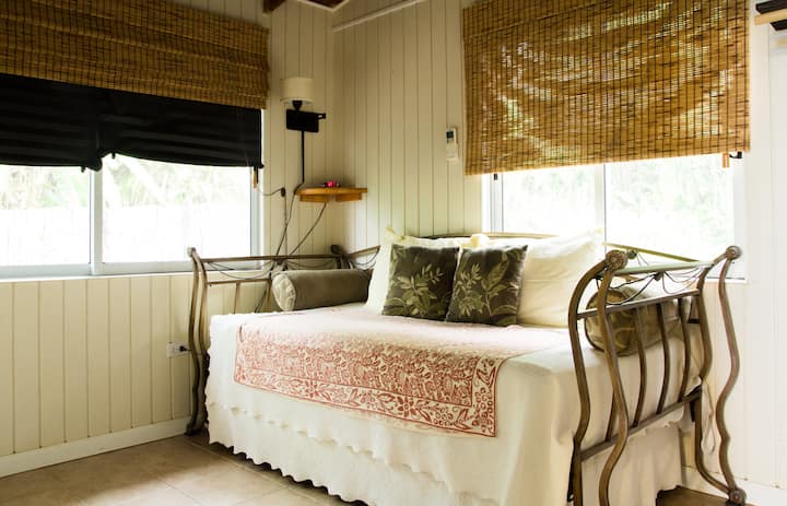 Მეორე საძინებელში არის ორი ორადგილიანი საწოლი