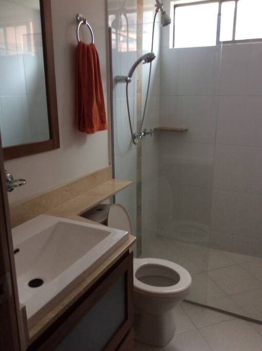 Bathroom in social area / Baño en zona social