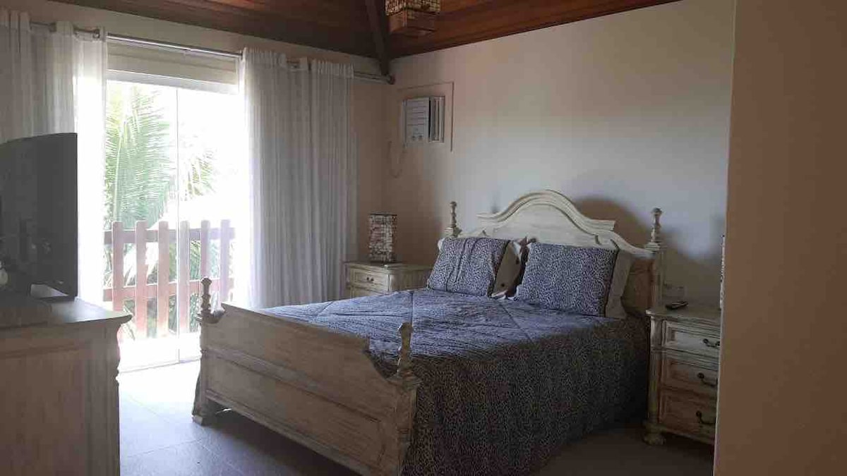 Hlavný apartmán so šatníkom, balkónom a vaňou. Nachádza sa na 2. poschodí.