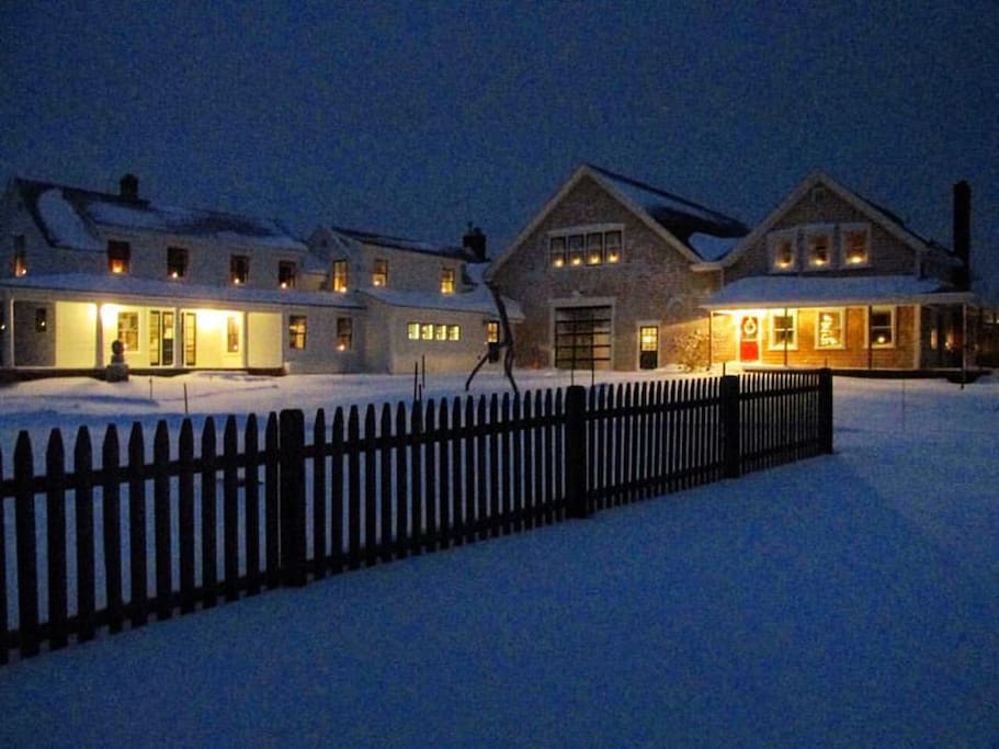All is calm and quiet at this beautiful farmhouse near the ocean. Even in winter the cozy Loft invites you to relax and enjoy all the area has to offer
