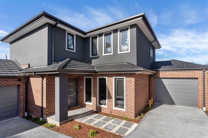 Near new 5 bedroom house close to all amenities