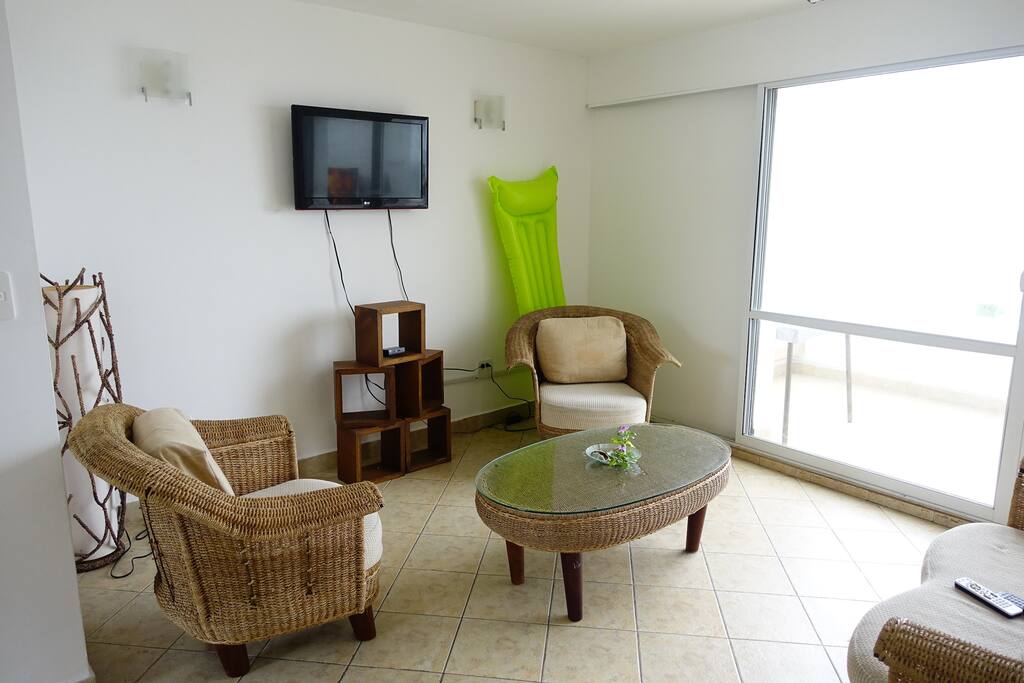 Sala con tv y coneccion opcional a Directv