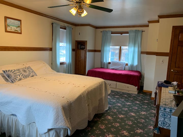 Dormitorio principal con cama tamaño king californiana y dos camas individuales