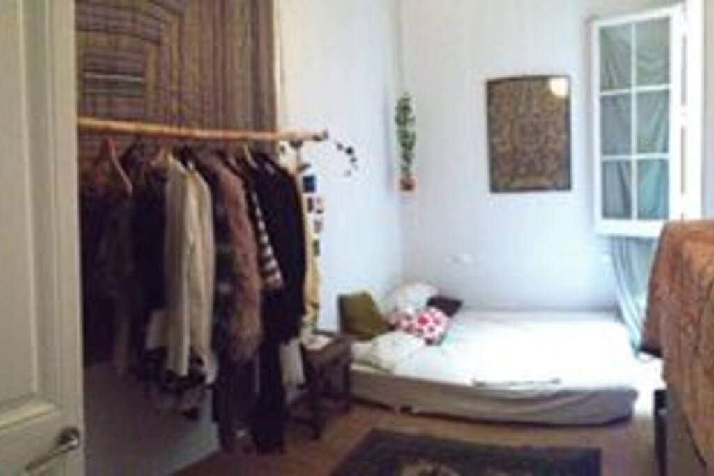 THE ROOM. If you prefer I can put back the structure of the bad, so it's not on the floor!