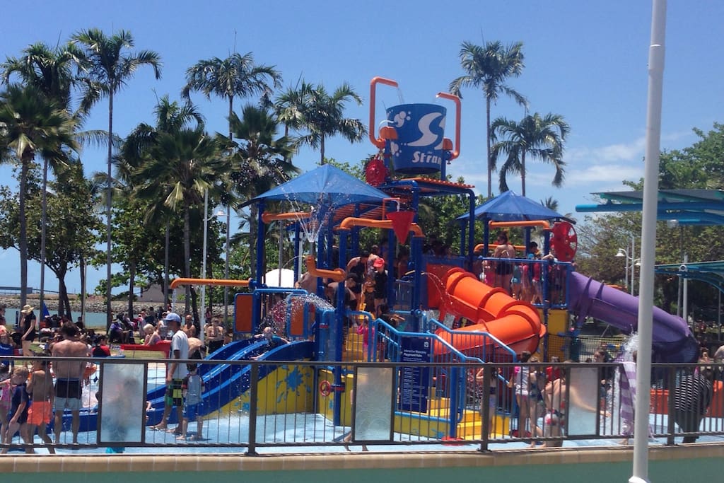 CENTRAL PLUS!!30 SECONDS FROM YOUR FRONT DOOR--THE NEW WATERPARK AND OVER 40 RESTAURANTS AND CAFES ARE WITHIN A 5 MINUTE WALK.
