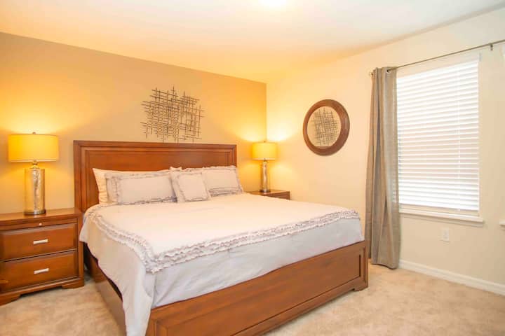 Suite 2 en la planta superior (cama tamaño king) con baño propio.