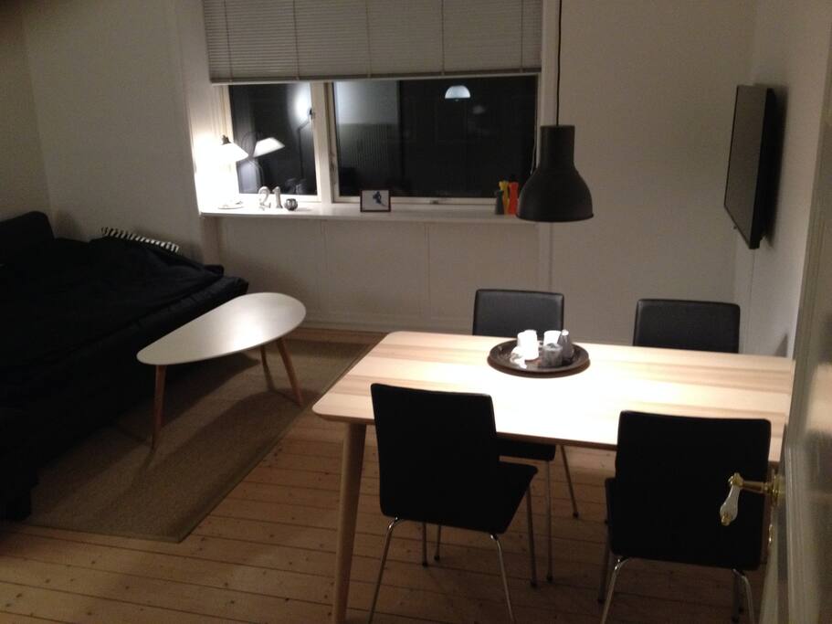 Værelse 1 med spiseplads, 2 sengepladser og kabeltv/internet