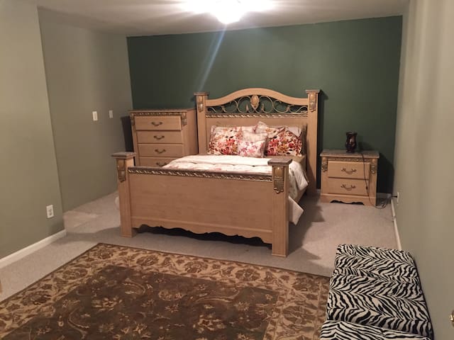 Large queen size cozy room