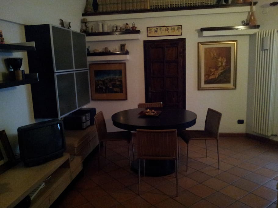 soggiorno piano terra con porta del bagno