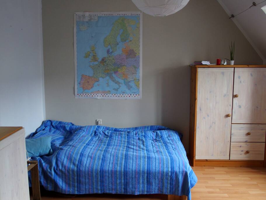 Bett und Schrank